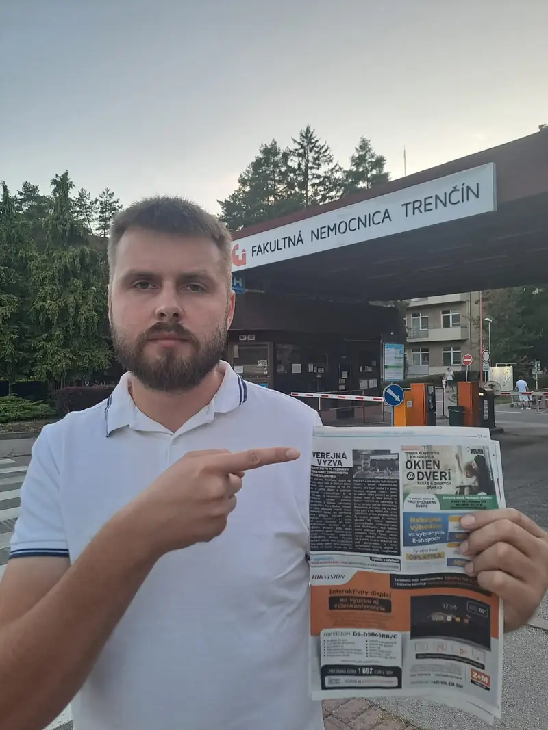 Juraj Machunka počas verejnej výzvy pred nemocnicou