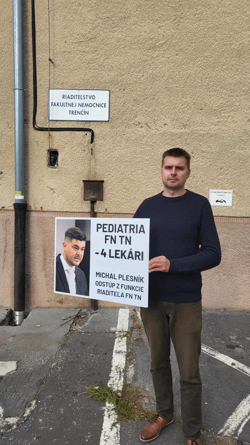 Transparent počas verejného protestu za nemocnicu