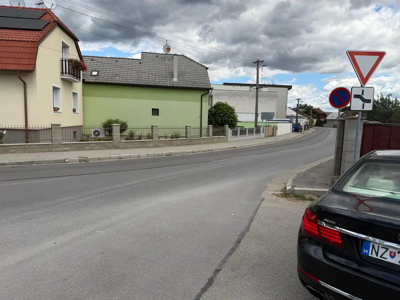 Hanzlikovská ulica bez vyznačeného priechodu pre chodcov